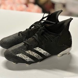Boys Adidas Predator Accuracy Soccer Shoes Cleats Size 4.5